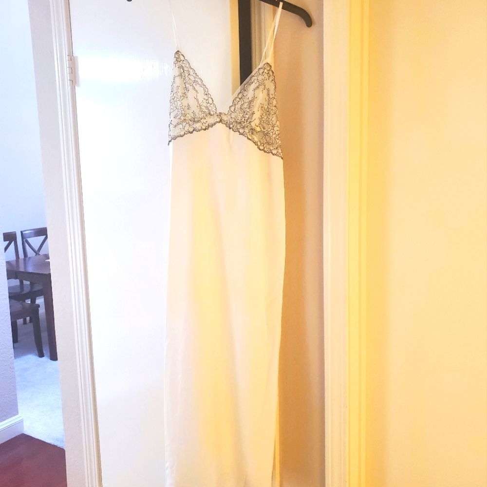 Flora Nikrooz. Size: Small. White night gown.